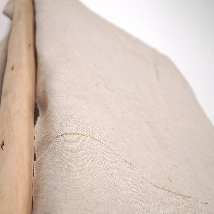 Manta com pompons marroquina bege claro com riscas douradas por atacado de Bohome Living