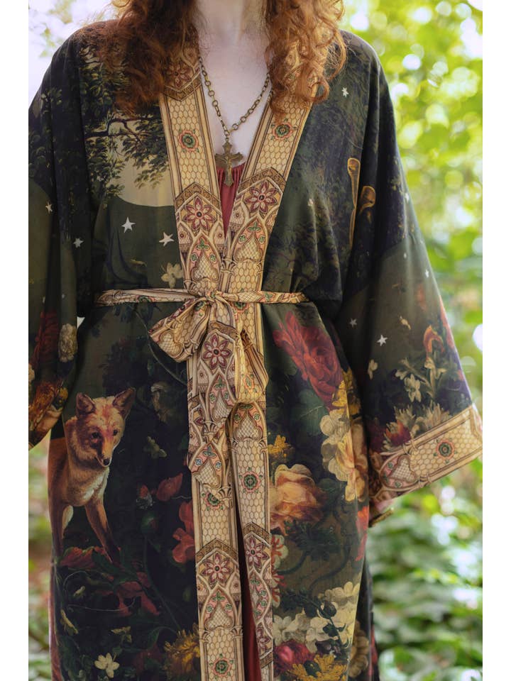 Market of Stars (Worldwide) – Großhandel Kimono – Damen – Der Messenger-Opernstaubmantel mit Jeanne d'Arc & Blumenmuster15