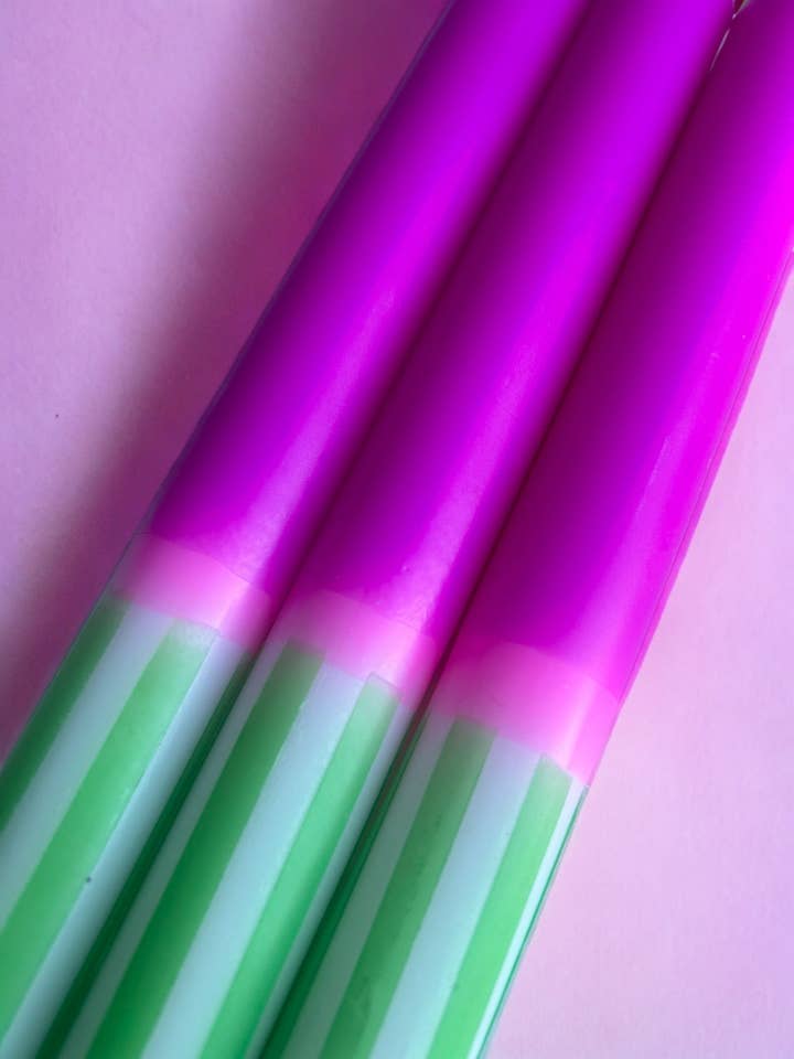 Trio de bougies de dîner DIP Dye FUCHSIA FERN pour la vente par The Colour Emporium