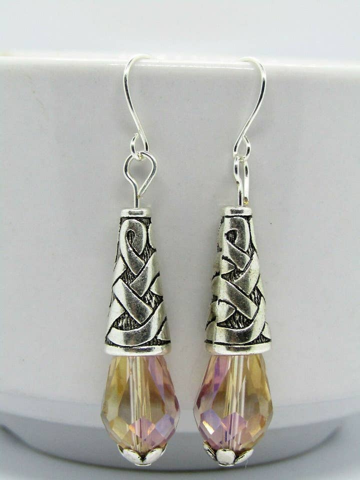 Håndlavet facetteret dråbeformet Crystal Beige Ab Dekorativ kegle Sølv Dingle Øreringe - Casual Wear Smykker Fra Bad Apple Designs for engroshandel hos Bad Apple Designs