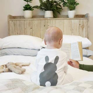 Bunny Kanin Baby Sleepsuit for engroshandel hos Sparks and Daughters