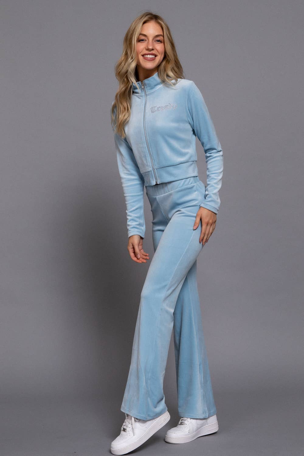 Active Basic | Active USA – Engroshandel Loungesæt - Dame – Mock Neck Zip Up Jakke & Rhinestone Flare Bukser Velour Sæt2