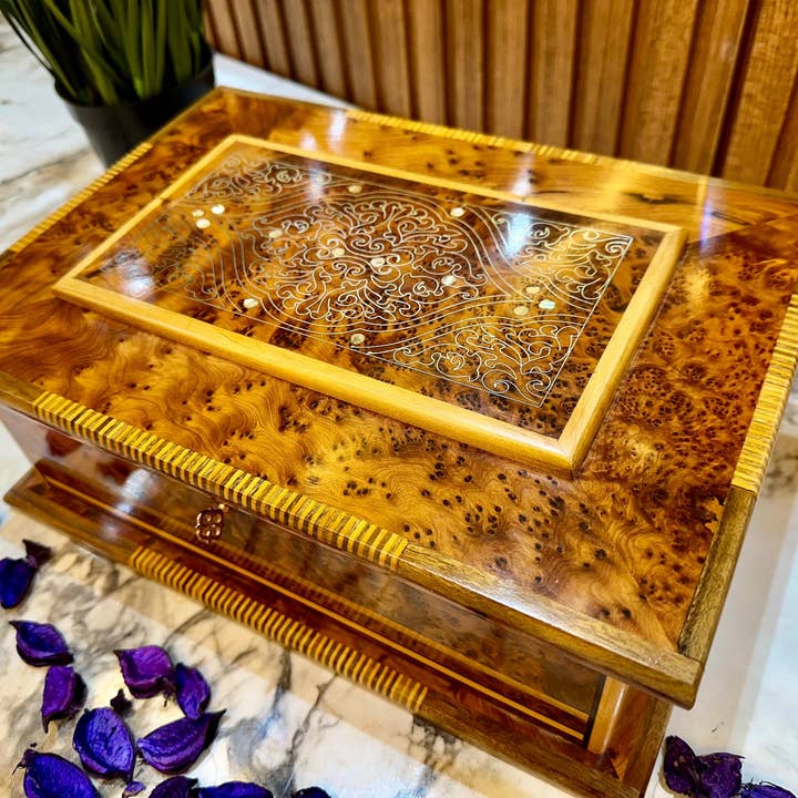 Låsbart træskrin, marokkansk smykkeskrin indlagt med perlemor, håndlavet gaveæske til jubilæum, urkasseorganisator med spejl for engroshandel hos AtlasPerles