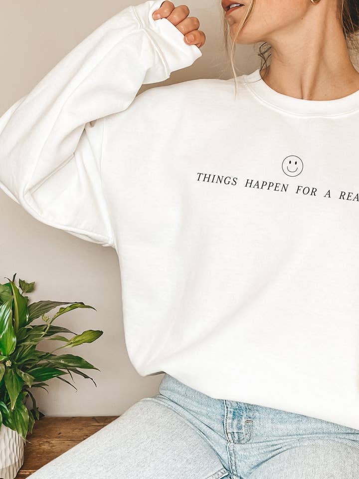 Dinge geschehen aus einem bestimmten Grund einfacher Rundhals-Sweatshirt für den Großhandel von DensenDesign