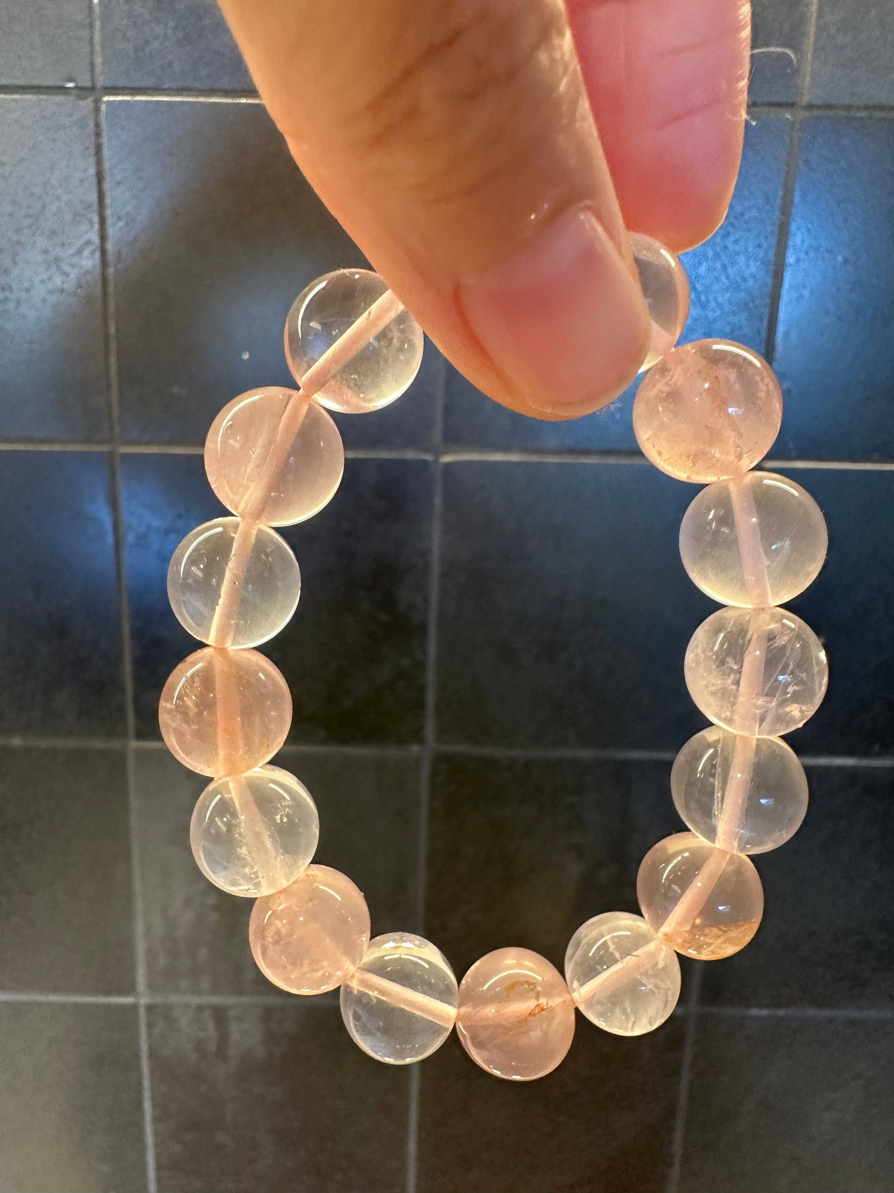 Moon Rituals - Vente Bracelet de perles - Bracelet en cristal de quartz rose du Mozambique unique, cadeau de Noël en cristal1