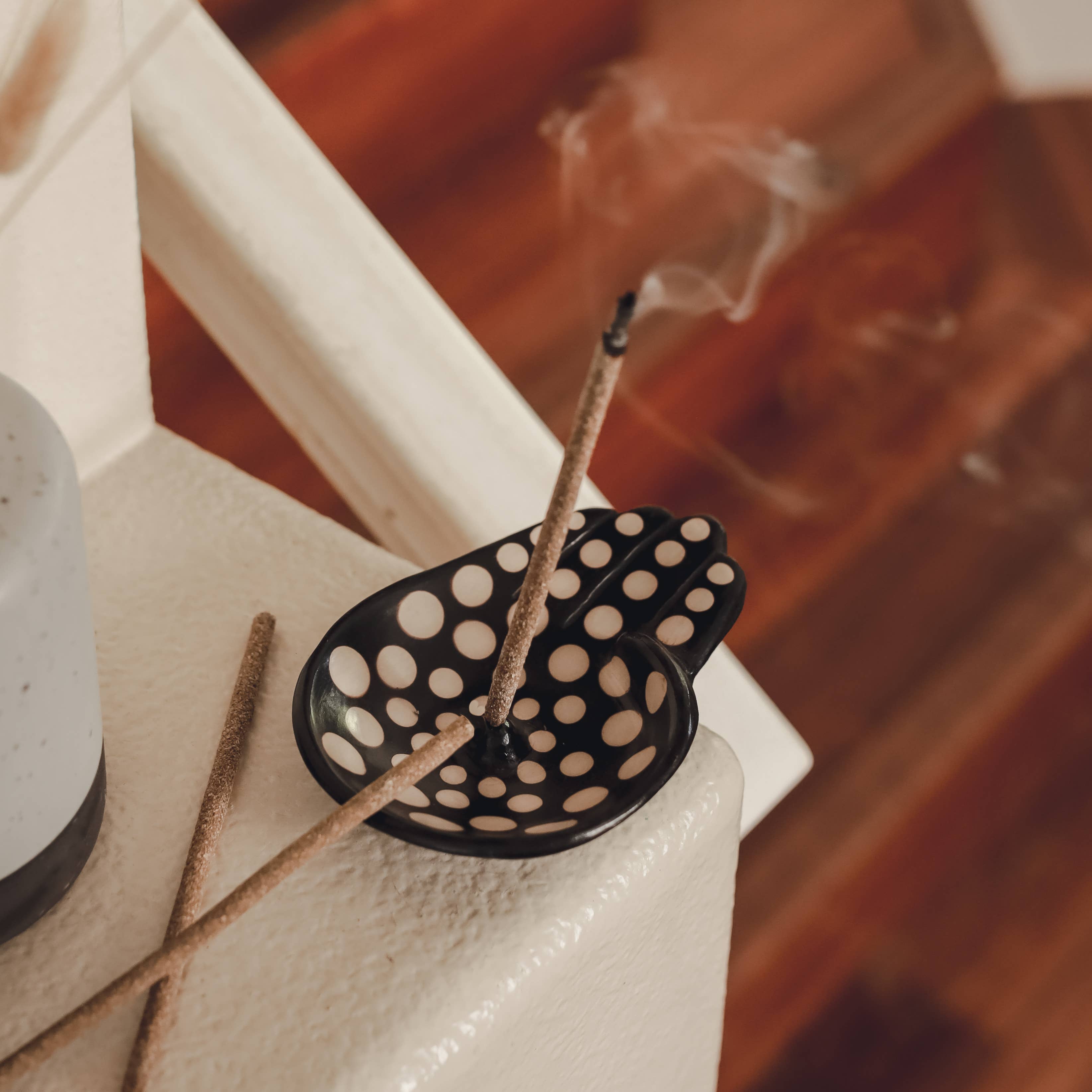 Luna Sundara – Porta-incenso por atacado – Incensário de cerâmica Chulucanas modelo mão9