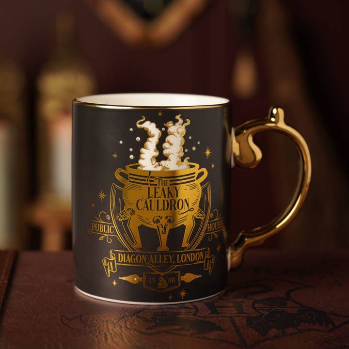 Mug de collection Harry Potter Alumni de Warner Bros - Chaudron Baveur pour la vente par WIDDOP and Co.