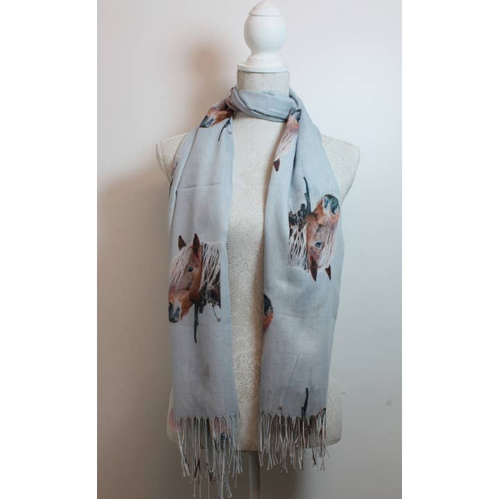 100 % Polyester, hellgrauer Schal mit Pferdekopf-Print für den Großhandel von Western Counties Wholesale