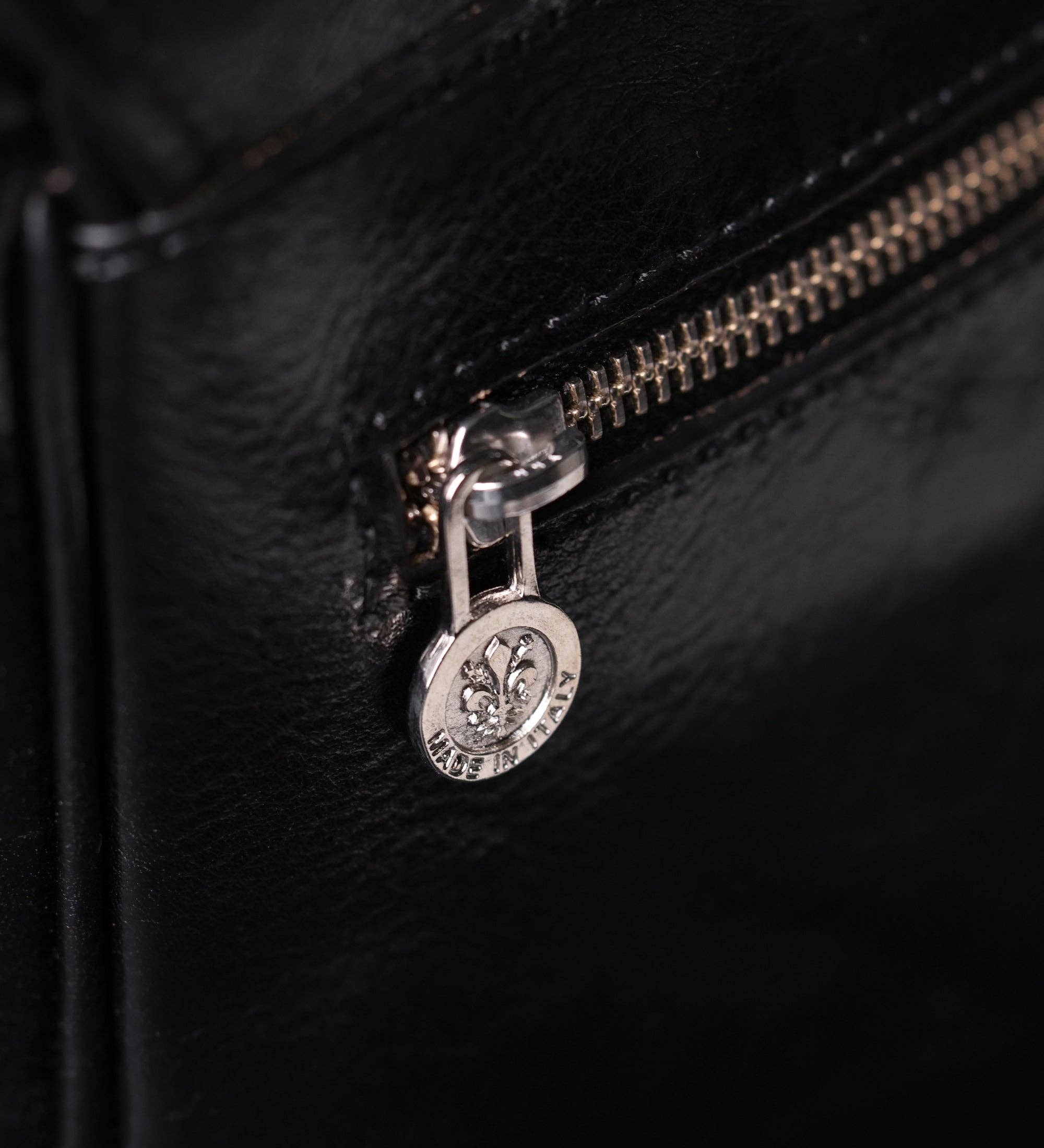 Time Resistance - Wholesale Messenger Bag - Women's - Leather Messenger Bag – The Stranger21