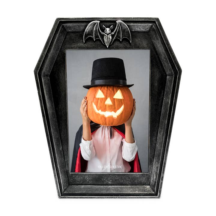 Isaac Jacobs International – wholesale Picture frame – Isaac Jacobs 4x6 Vampire Coffin-Shaped Picture Frame 2