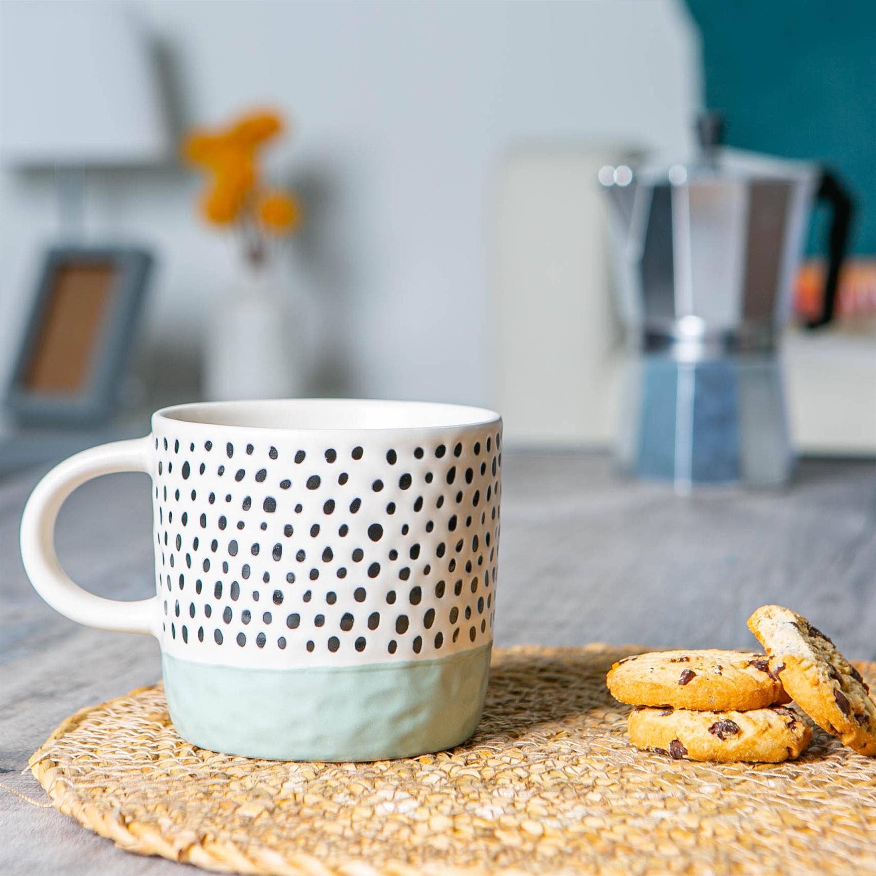 Rinkit Ltd – Großhandel Kaffeebecher – Nicola Spring Kaffeetasse mit Keramik-Tauchtechnik und Punkten – 385 ml – Blau1