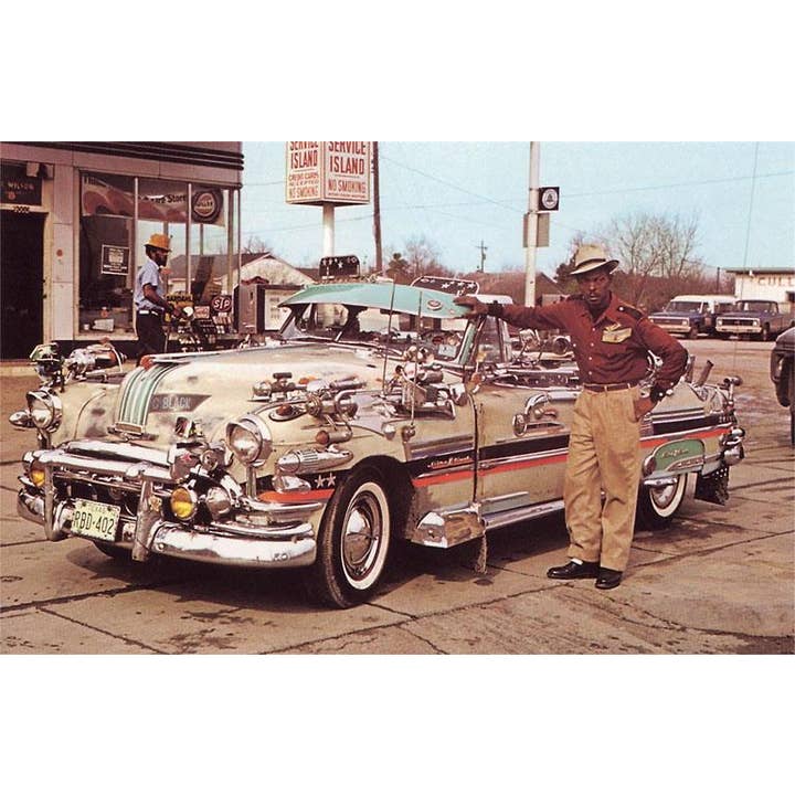 Biglietto d'auguri NP-23 Uomo con auto carica di clacson per la vendita all'ingrosso da parte di Found Image Press