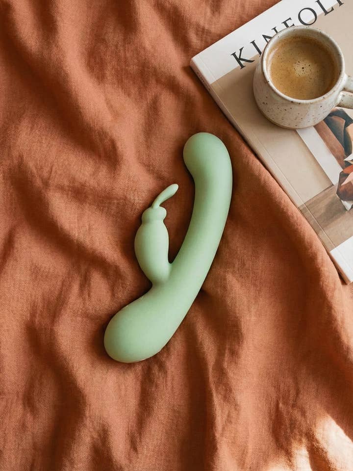 Saro | Klassischer Vibrationsdildo mit Hasenmotiv | Ocean Plastic für den Großhandel von The Natural Love Company