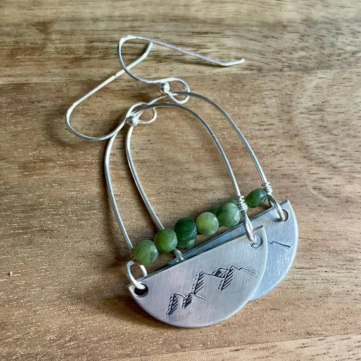 Handgestempelte Silberberge mit facettierten Jadesteinen für den Großhandel von Rising Dawn Boutique