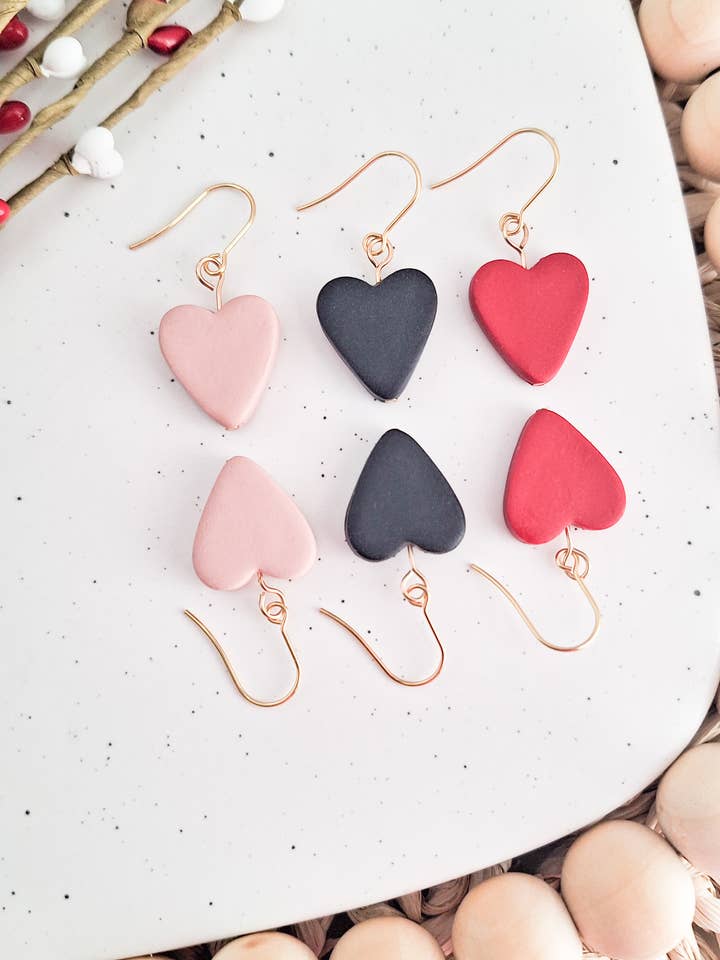 Valentine Chunky Hearts | Sort lyserød rød ler øreringe for engroshandel hos LulaLina Design