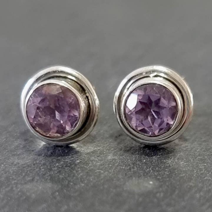 Chique ronde gefacetteerde amethist oorstekers, 925 sterling zilver, S16AF voor wholesale door Mistry Gems