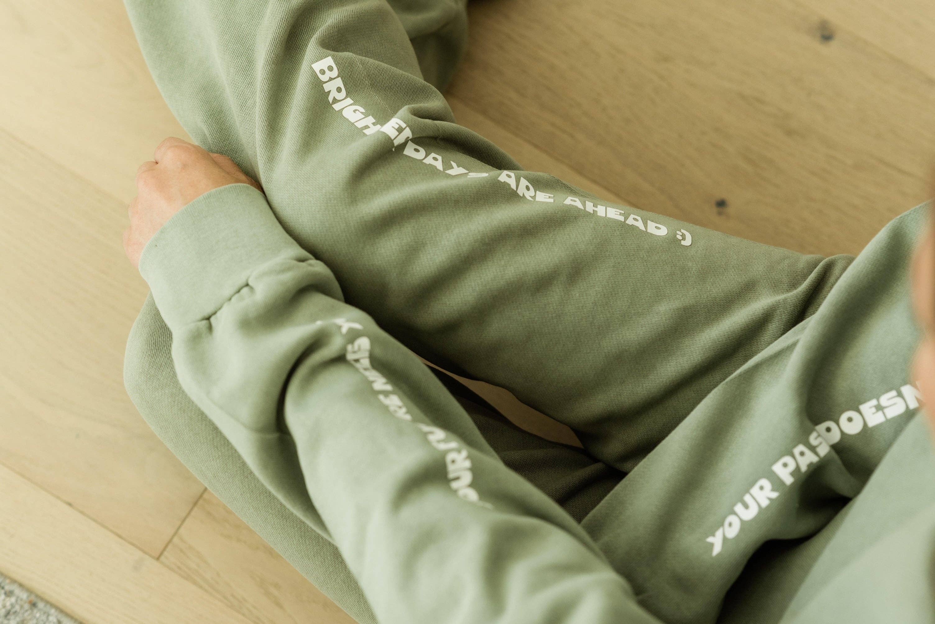 Rad Vibes Only - Vendita all'ingrosso Completo loungewear - Donna - Set abbinato con felpa e pantaloni sportivi Brighter Days Are Ahead5