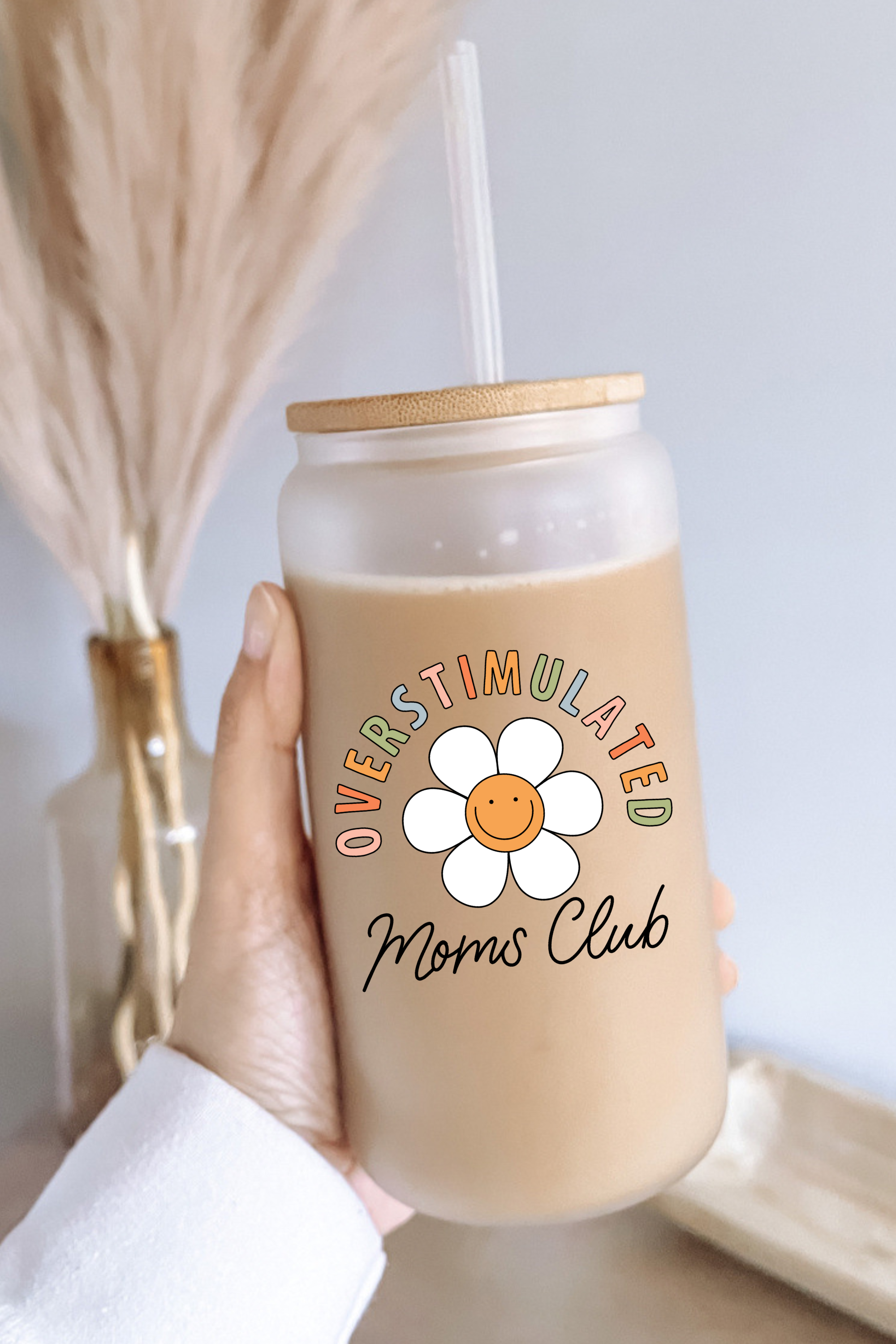 Boho + Babe - Venta al por mayor Vaso/copa - Vaso de vidrio Overstimulated Moms Club de 16 oz con tapa de bambú1