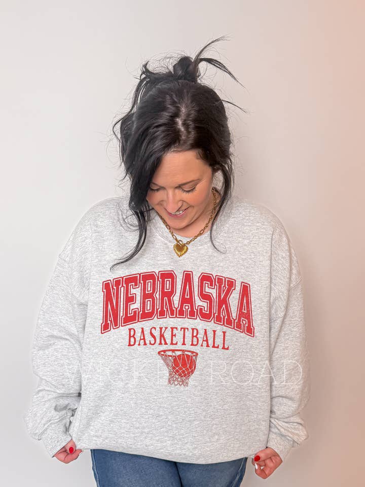 Sweatshirt Varsity de Basketball du Nebraska - Cendre pour la vente par Wicker Road Boutique