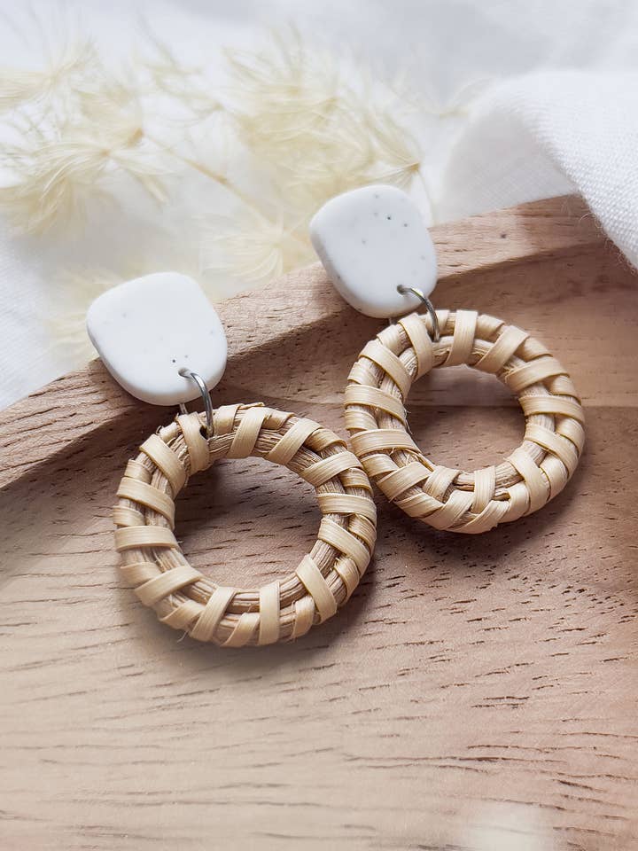 Col J ✦ Kleine witte rotan oorbellen voor wholesale door KLAEI DESIGN STUDIO