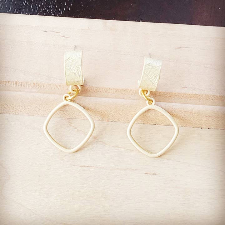 The Jewelry Junkie - Wholesale Dangle Earrings - Matte Gold Cuff Earring w/ Square Dangle 200k1
