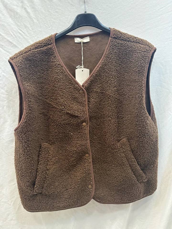 Mimi & Gogo - Wholesale Outerwear Vest - Women's - Buttoned Fleece Vest @3192_GiletMoumoute9