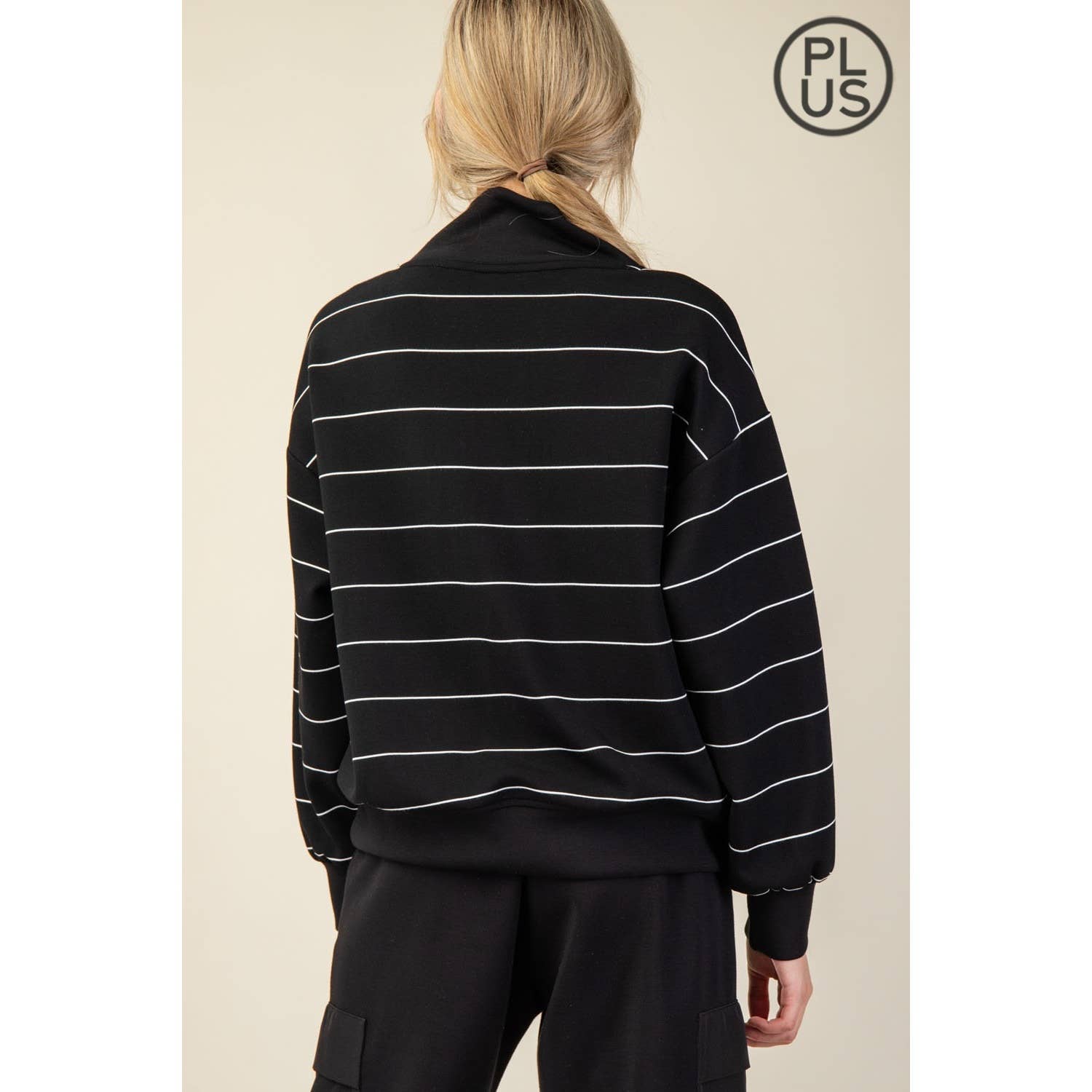 Rae Mode - Vendita all'ingrosso Felpa - Donna - GIACCA SCUBA A RIGHE IN MODAL TAGLIA FORTE CON SCOLLO A V16