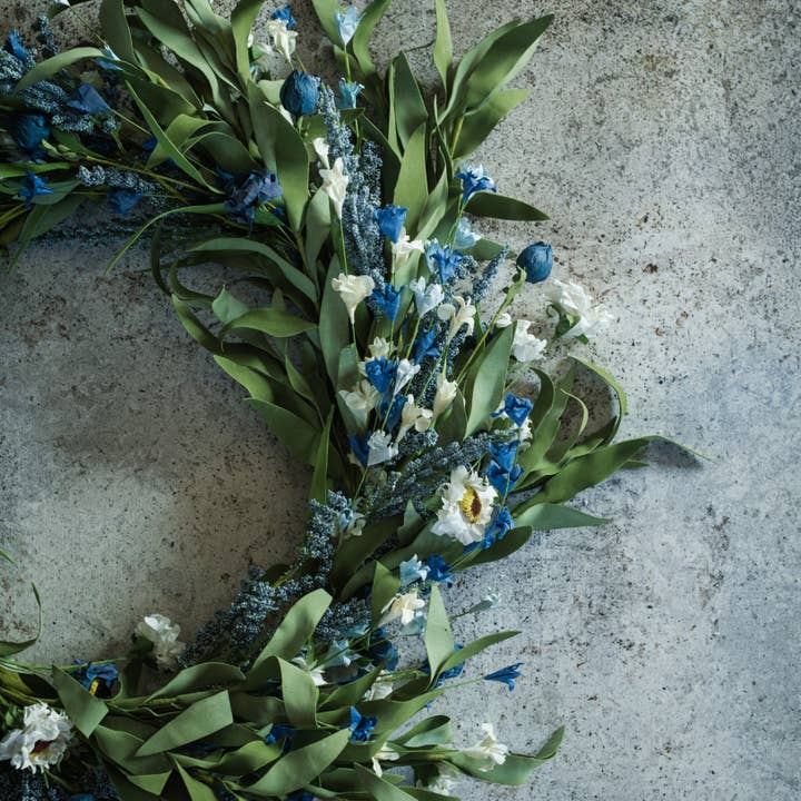 20" WHITE DAISY & BLUE HEATHER WREATH for wholesale by Ragon House