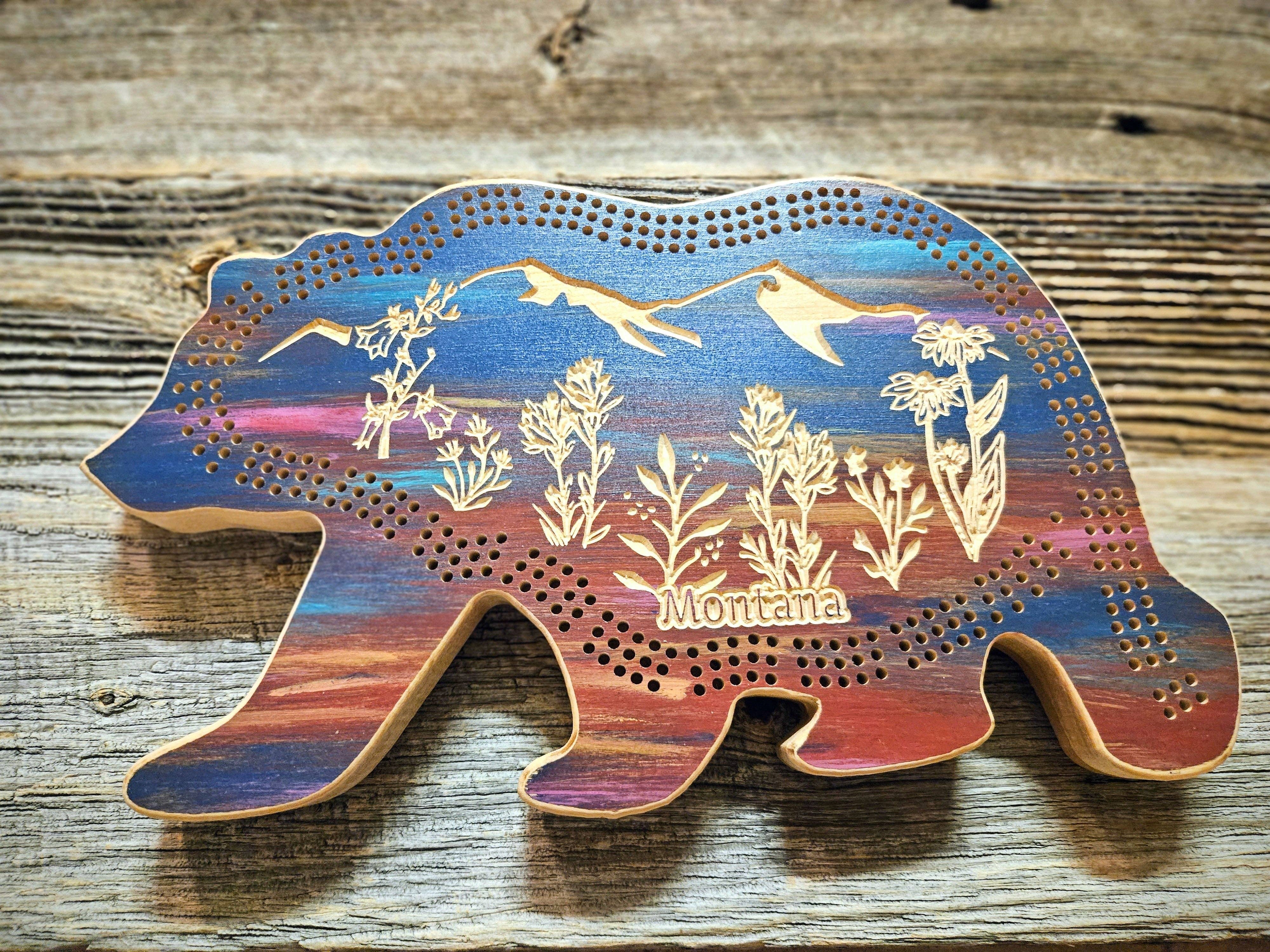 Knotty Pine Woodworks - Vente Jeux de société - Planche de cribbage en forme d'ours - Montagnes de fleurs sauvages1
