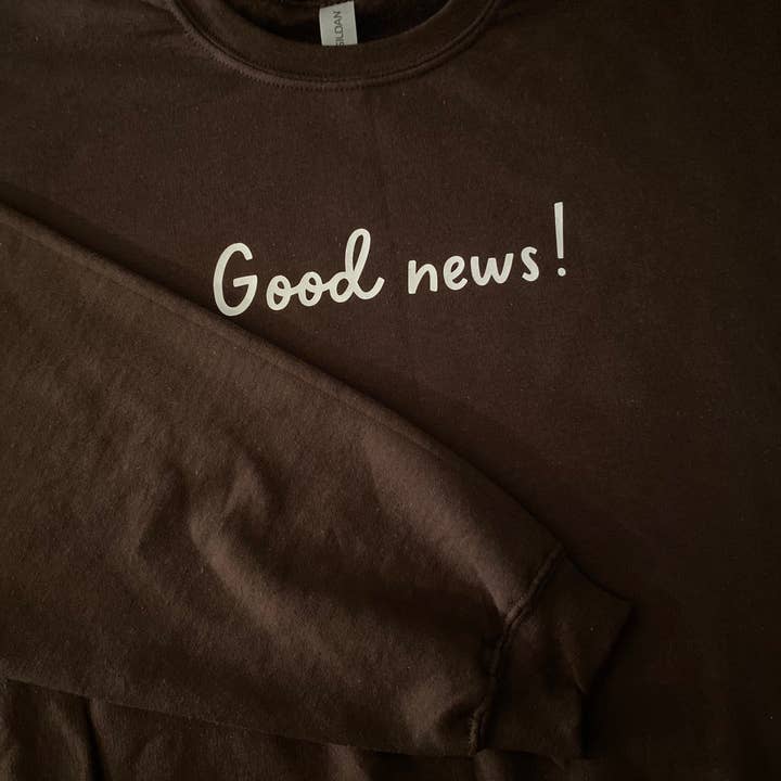 Bonne nouvelle ! Jésus t'aime. Sweatshirt - DESIGN RECTO-VERSO - pour la vente par God Influenced Apparel