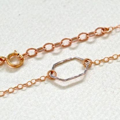 Pulsera boya: delicada cadena con colgante hexagonal brillante para venta al por mayor de Foamy Wader