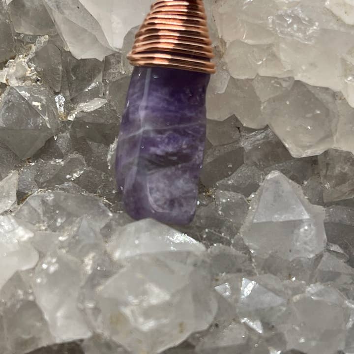 Ciondolo in ametista avvolto in rame per la vendita all'ingrosso da parte di Best South Gems