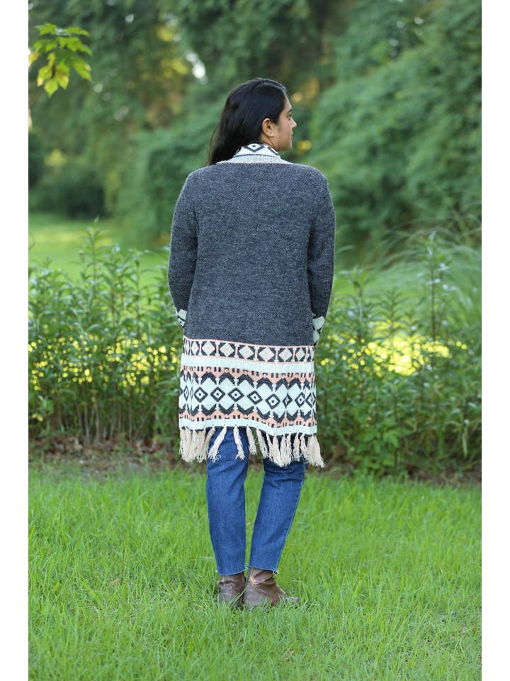 Sacred Threads – Großhandel Strickjacke – Damen – Rustikaler Charme Strick Boho Cardigan mit Quaste2