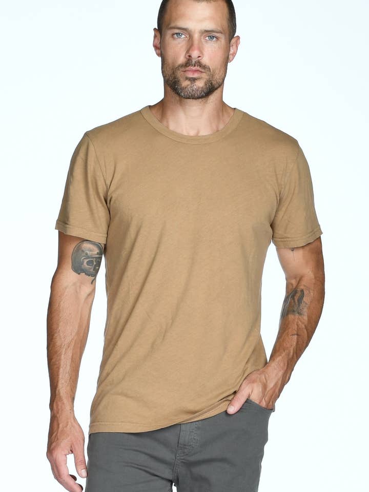 T-shirt à col large en lin mélangé pour homme pour la vente par Mika Jaymes