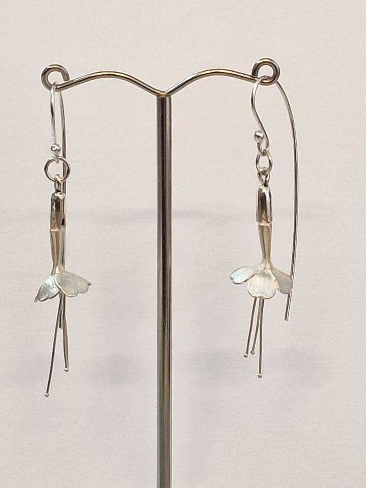 Pendientes colgantes de la flor sagrada de los Incas para venta al por mayor de Andrew O'Dell Jewellery