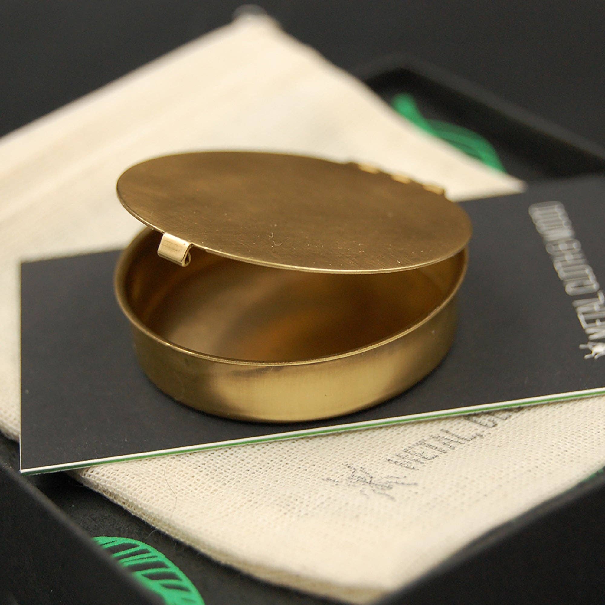 Metal Cloth & Wood - Vendita all'ingrosso Scatole decorative - Scatola per pillole o ciondoli in ottone rotonda piccola e semplice da 1,6" — Perfetta piccola e discreta scatolina per pillole per borsa o tasca!2