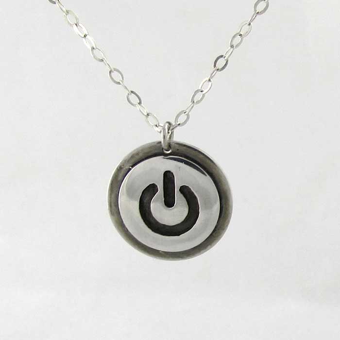 Pendentif Power Button pour la vente par The ExCB