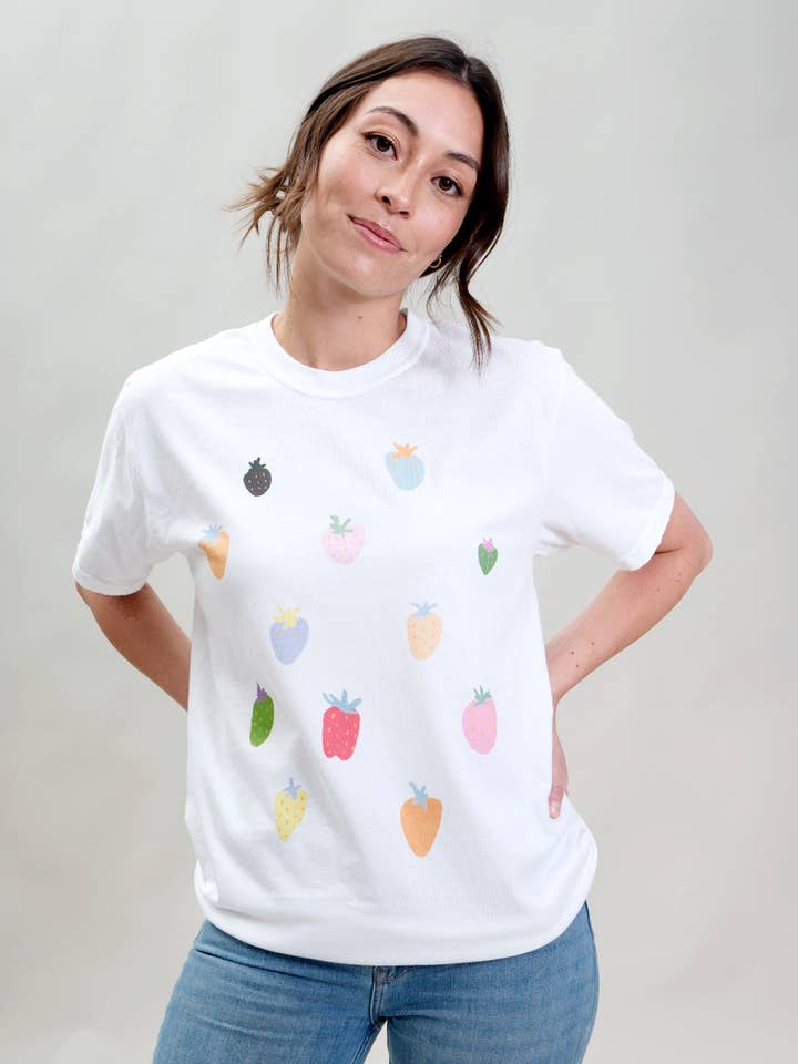 T-shirt unisexe Strawberry Milk pour la vente par Joseph + Sue
