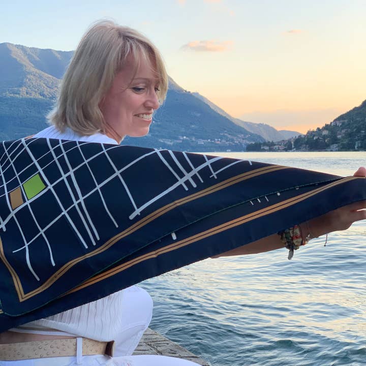 PURE ZIJDEN SJAAL 90X90 CM ZWARTE GEOMETRISCHE PRINTCODE 347 voor wholesale door C.C.&Co.Srl