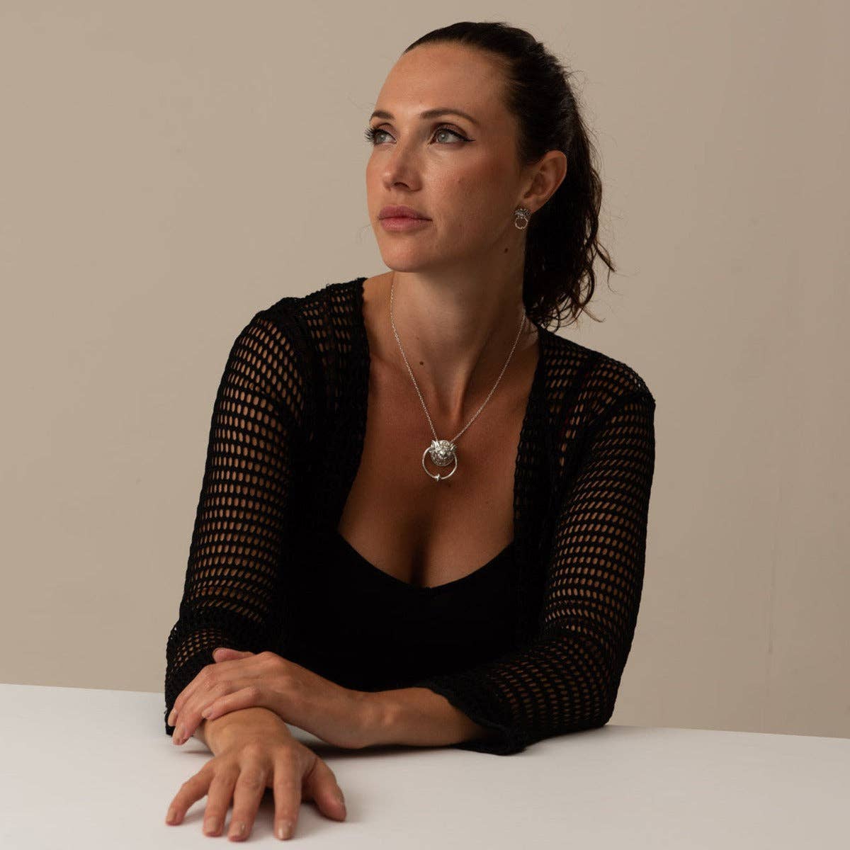 LICENSED TO CHARM – Engroshandel Halskæde med vedhæng – Labyrinten højre dør Knocker halskæde4