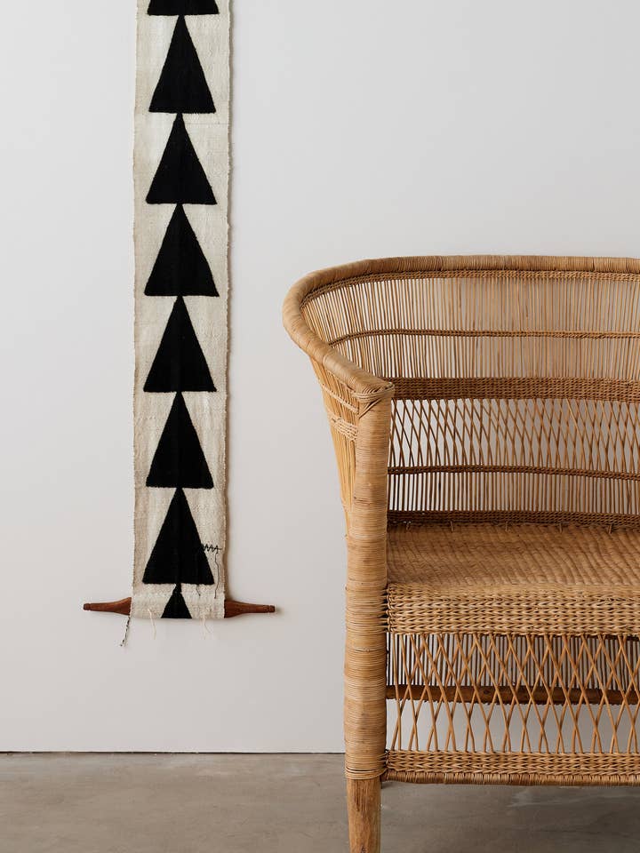 Totem mural Intention Bogolan en blanc avec triangles noirs - Très petit pour la vente par kanju Interiors