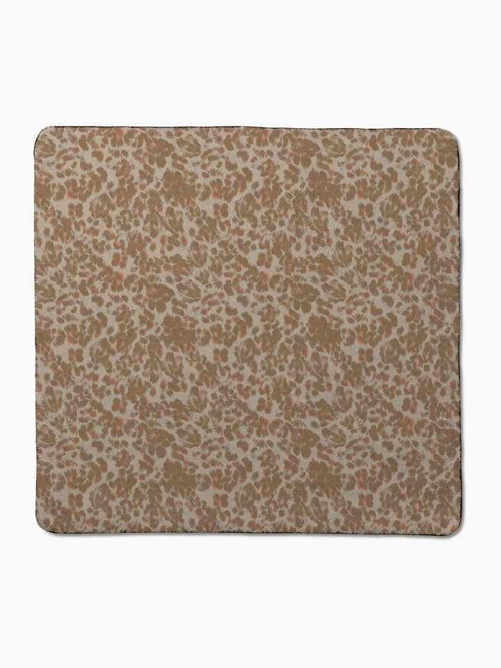 Serviette pour chien en terre d'ombre claire pour la vente par Geometry