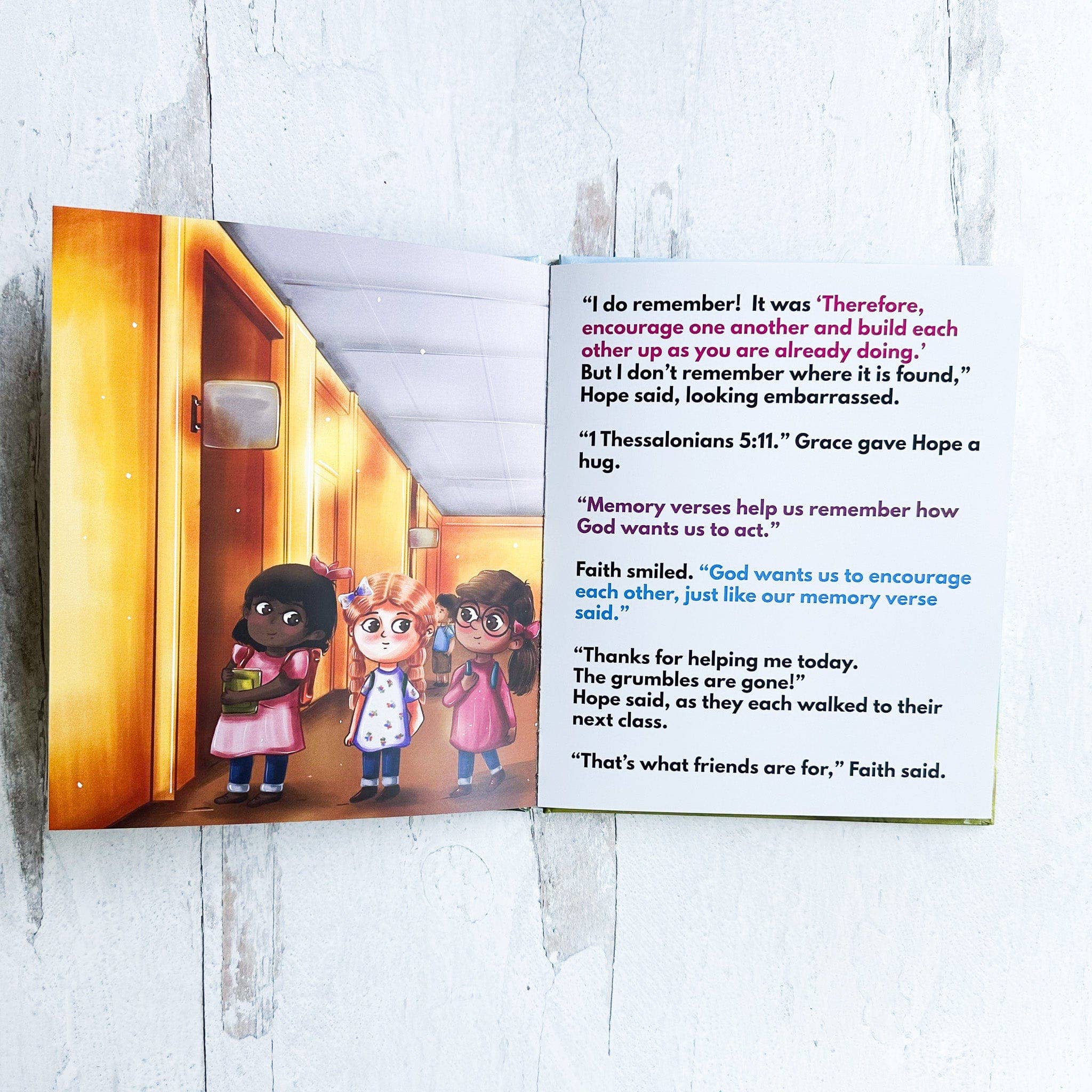 EllyandGrace - Venta al por mayor Muñeca - Niños - Juego de muñecas de lino y libro cristiano «Hope & the Grumbles»6