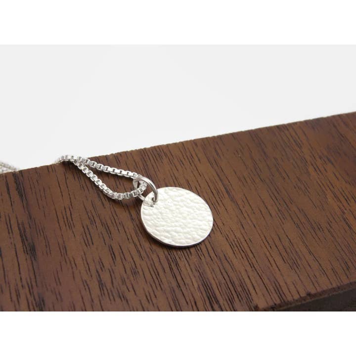 Pendentif Dainty Disc Martelé pour la vente par The Silversmith Jewelry