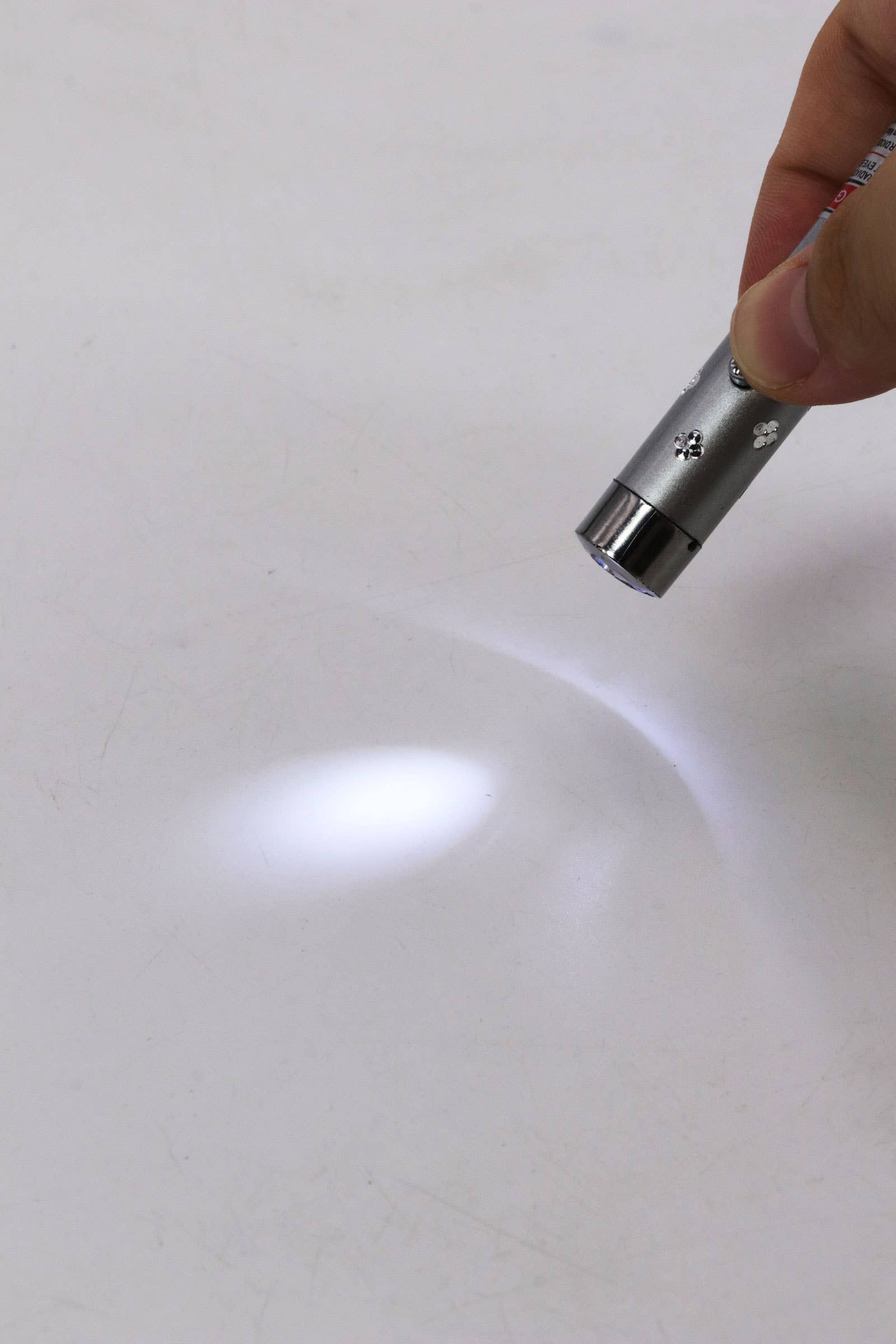 ASSORTI Mini lampe de poche 3-en-1 avec pointeur laser et lumière LED en vente sur Faire7