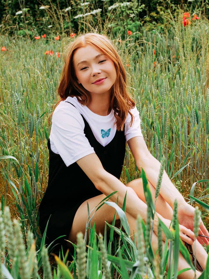 T-shirt brodé de papillons pour la vente par Emma Warren
