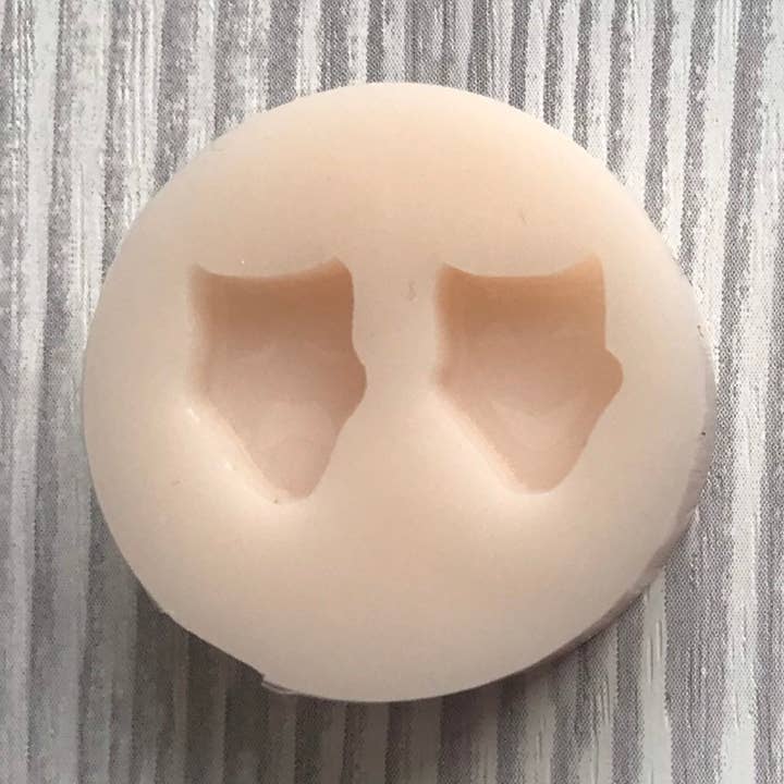 Moule en silicone pour boucles d'oreilles en forme de masques pour la vente par EllaRaeMouldsVinyls