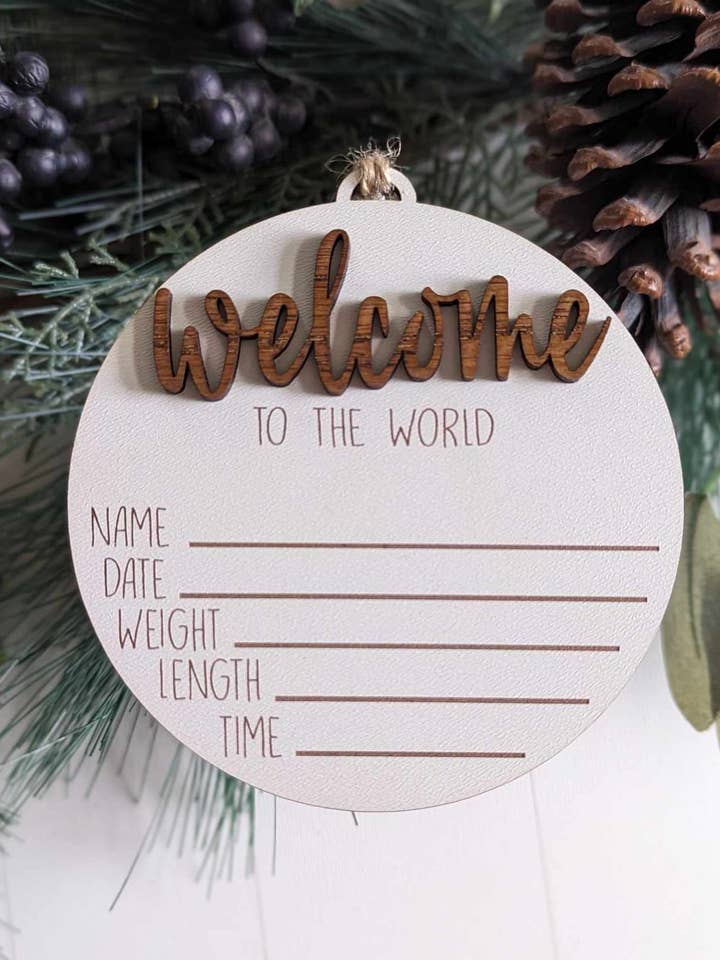 ORNEMENT BIENVENUE BÉBÉ pour la vente par Richer Design Co.