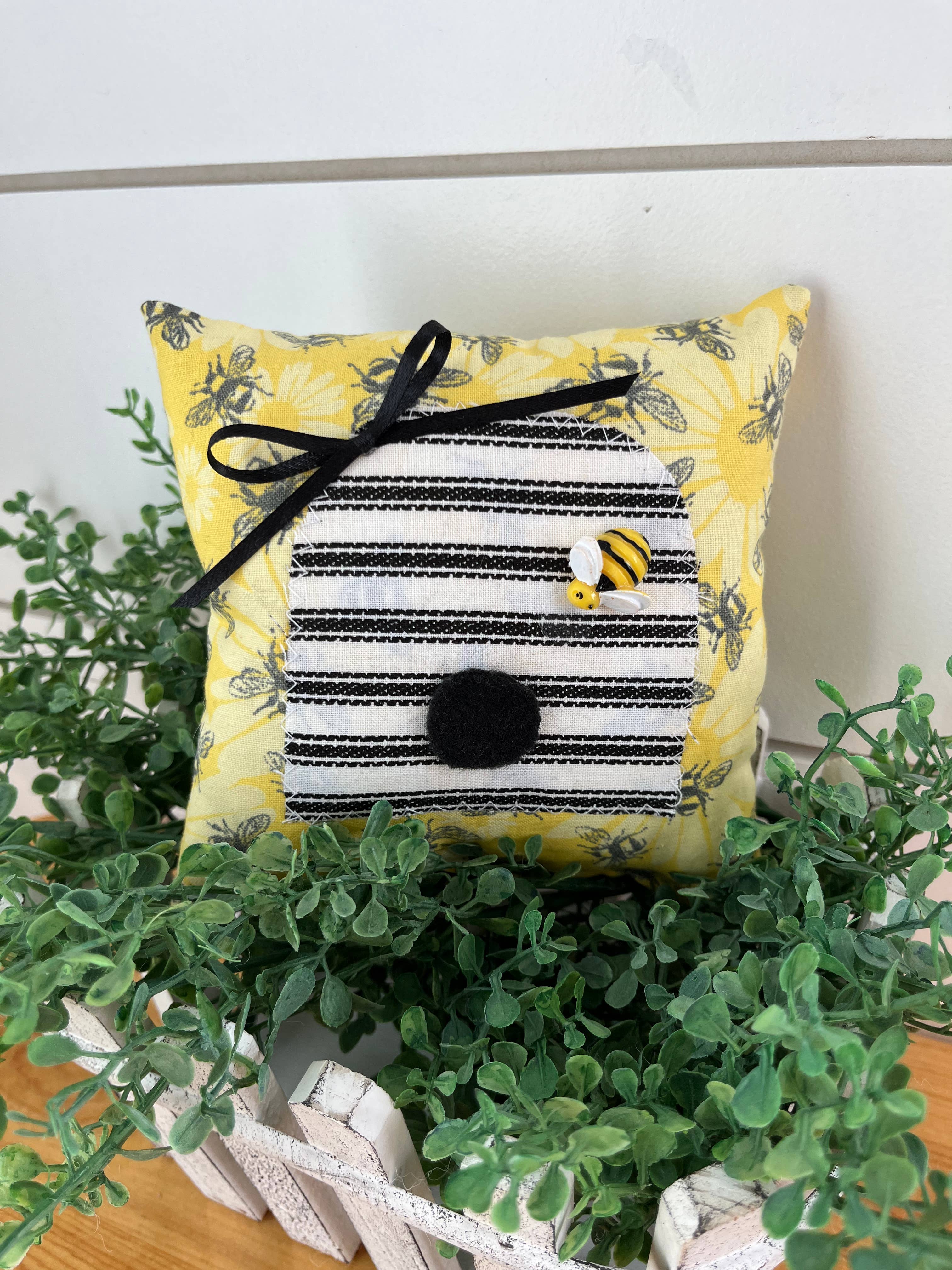 Kate + Em - Venta al por mayor Cojín decorativo - Almohada cuadrada pequeña Beehive | Decoración del hogar3