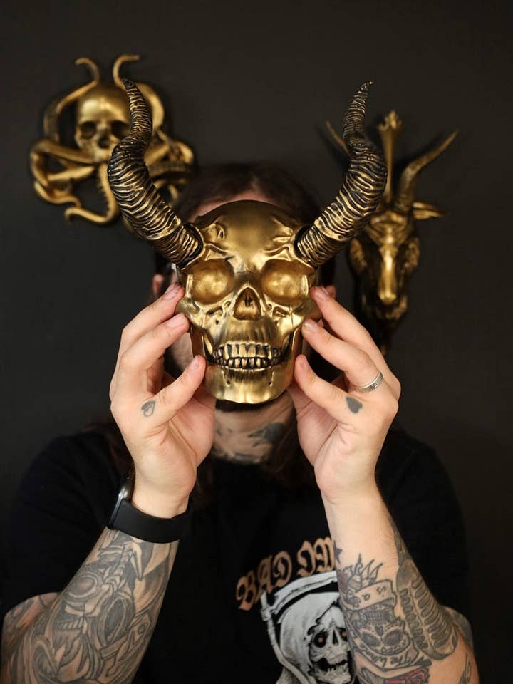 Colgante de Pared con Calavera Cornuda para venta al por mayor de Mayhem Made Ltd